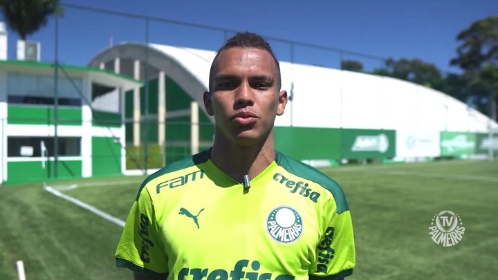 Gabriel Veron comemora marca de 50 jogos com a camisa do Palmeiras