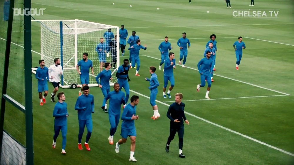 Chelsea faz treino descontraído antes do retorno da Premier League. DUGOUT