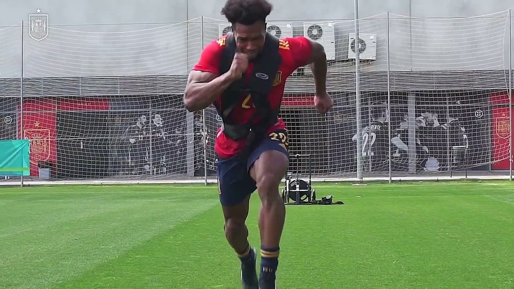 Treino de força de Adama Traoré na seleção espanhola. DUGOUT