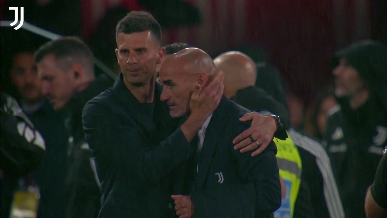 Thiago Motta et le coach de la Juve se félicitent. Dugout