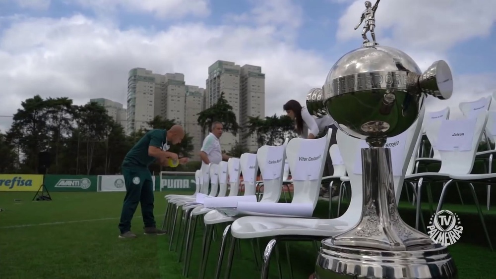 Elenco do Palmeiras posa para foto oficial de campeão da Libertadores 2021. DUGOUT