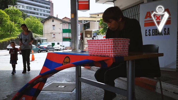 VIDEO: Takashi Inui signs autographs for Eibar fans