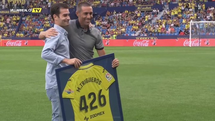 VÍDEO: Bruno Soriano entregó la camiseta conmemorativa a Manu Trigueros