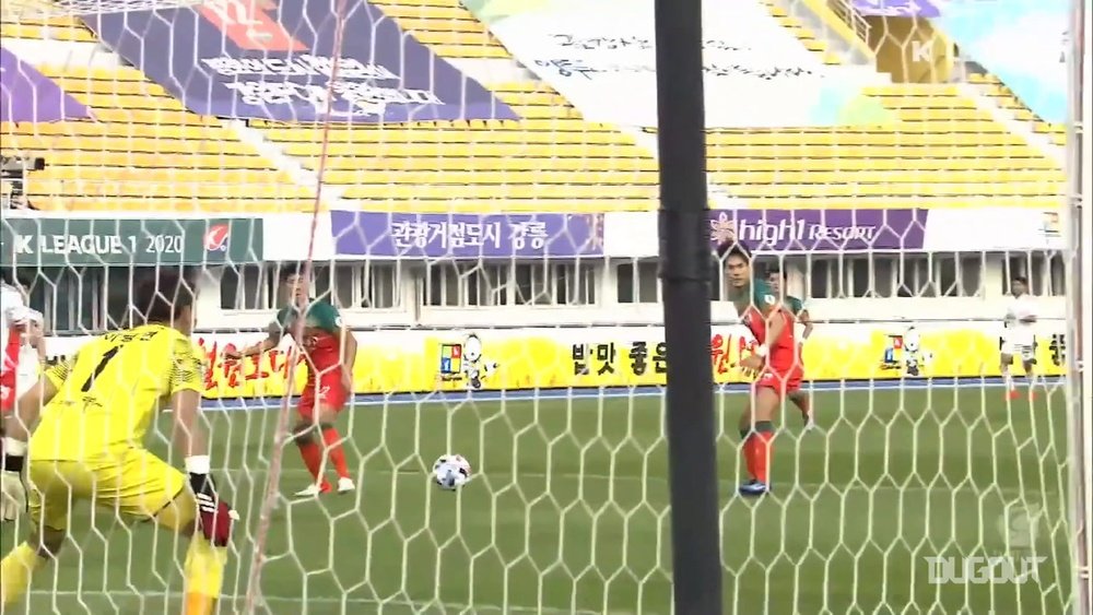 Lee Dong-jun won the MVP award. DUGOUT