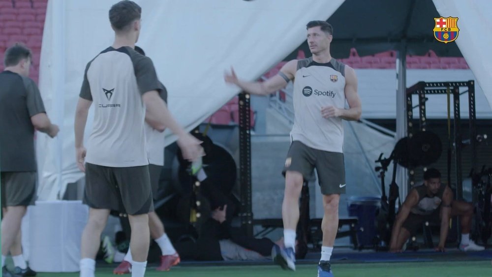 Lewandowski shows off his skills in training session. DUGOUT