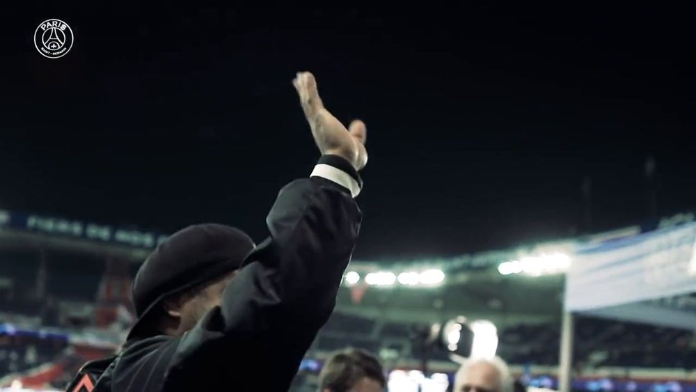 Ronaldinho è lo special guest della serata nella partita tra PSG e Lipsia. Dugout