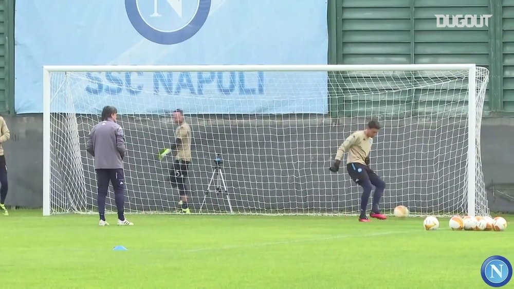 VIDÉO : Naples prépare son match contre AZ Alkmaar. Dugout