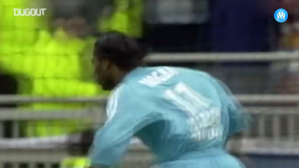 Le superbe passe de Sylvain N'Diaye pour Didier Drogba. dugout