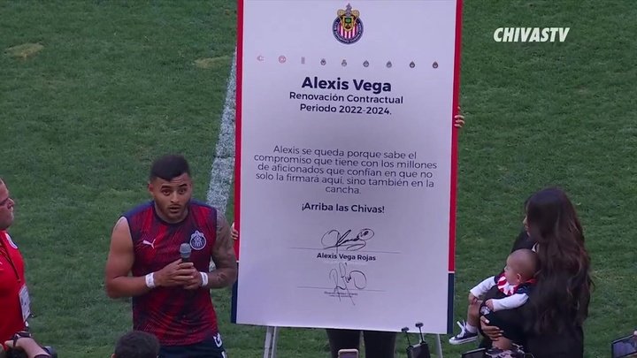 VIDEO: Alexis Vega presentó su nuevo contrato con Chivas ante su afición