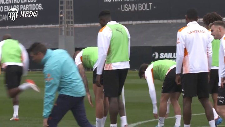 VIDEO: Valencia's final training session ahead of Barcelona clash