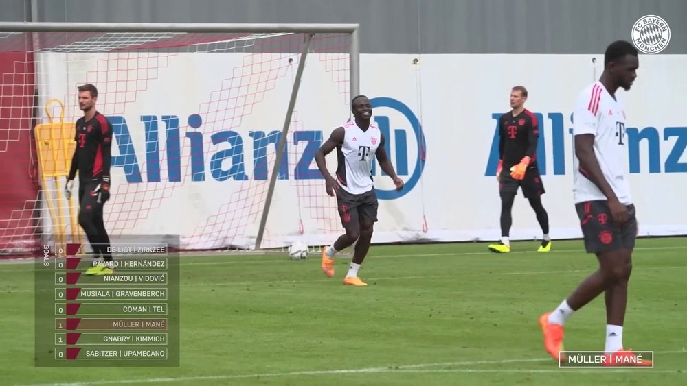 Les exercices devant le but du Bayern Munich .dugout