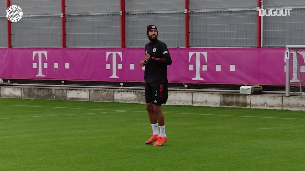 Le premier entrainement de Choupo-Moting et Costa avec le Bayern. dugout