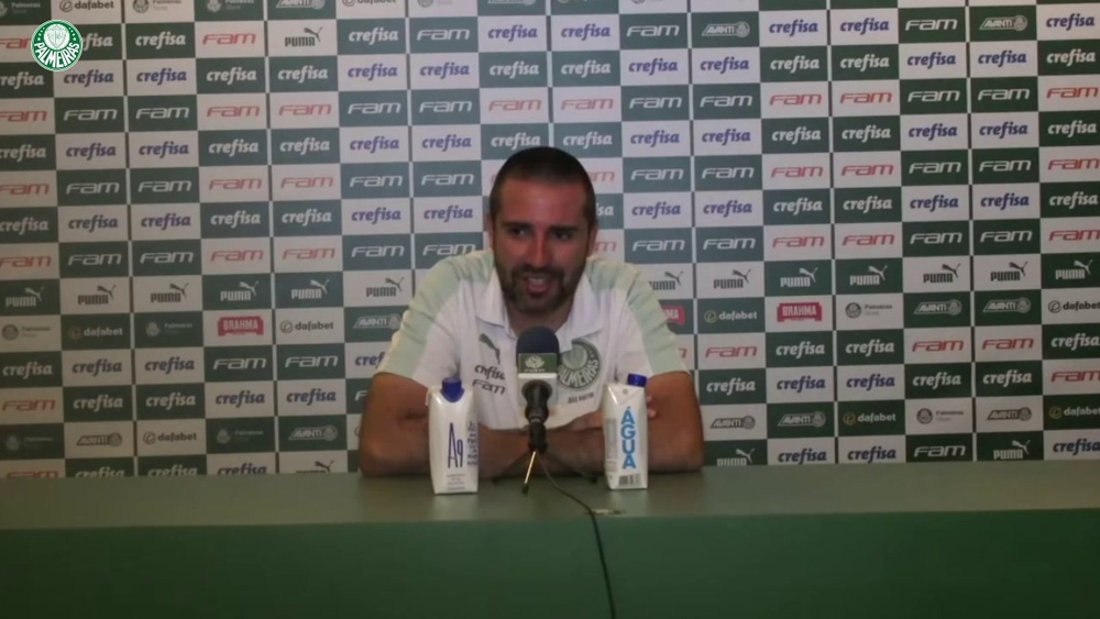 João Martins reclama da arbitragem no empate com o Galo. DUGOUT