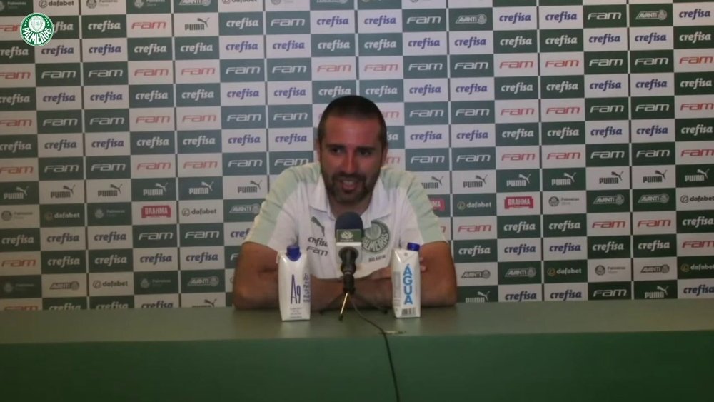 João Martins reclama da arbitragem no empate com o Galo. DUGOUT