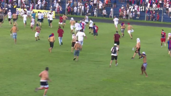 Torcida do Paraná Clube invade campo após rebaixamento no estadual