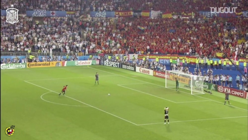 Fabregas marca um pênalti histórico contra a Itália na Euro de 2008. DUGOUT