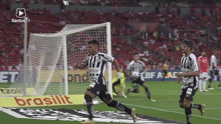 Marcos Leonardo marca o gol de empate do Santos contra o Inter no Beira-Rio