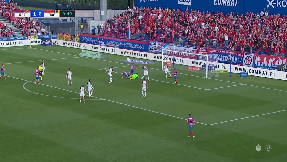 Un défenseur marque un but contre son camp en voulant sortir le ballon. DUGOUT