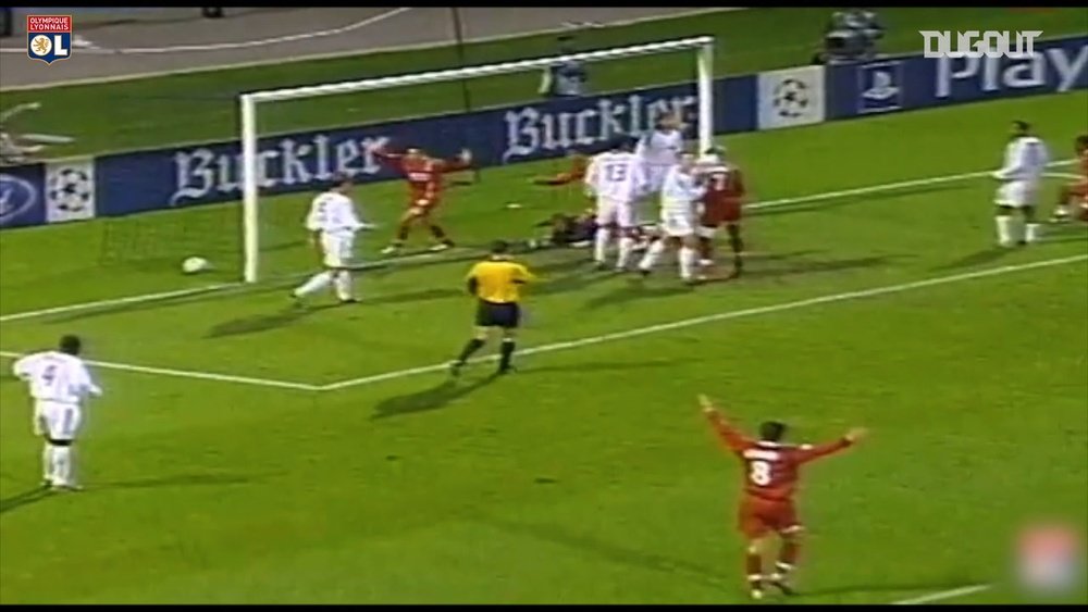 Le but de l'égalisation de Peguy Luyindula face au Bayern en 2003. dugout