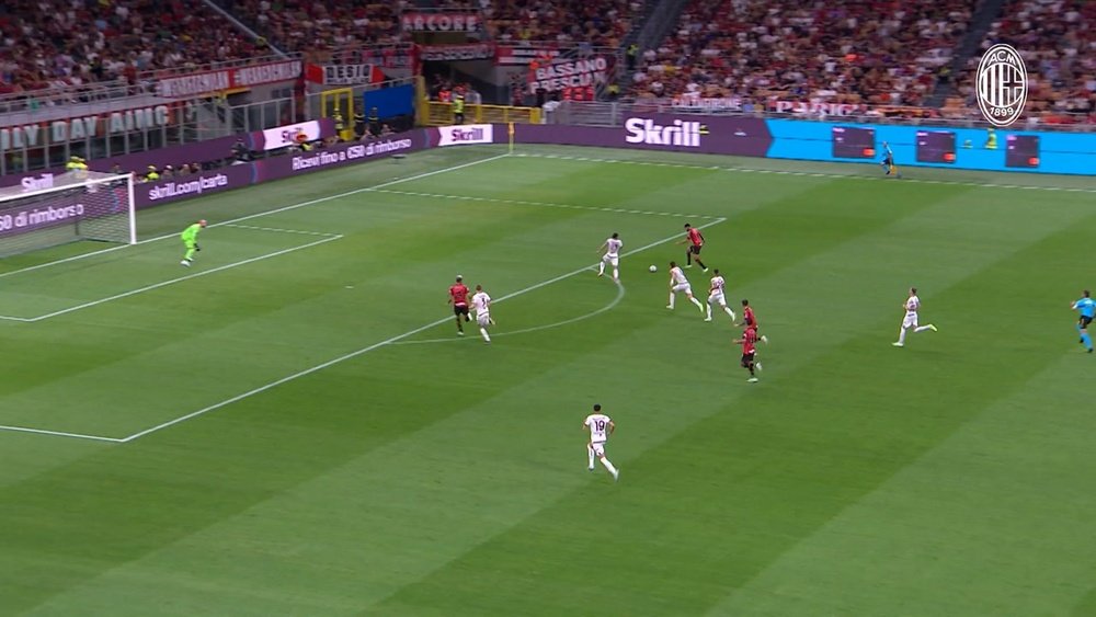 Il gol di Christian Pulisic al debutto a San Siro per il Milan. Dugout