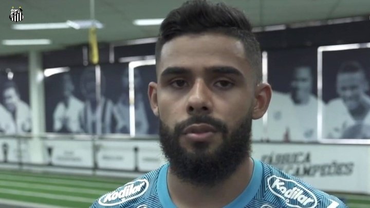 Felipe Jonatan ganha confiança com novo esquema no Santos