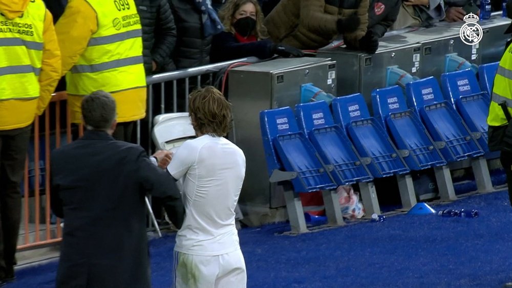 Modric le regaló su camiseta a un joven aficionado del Madrid. Dugout