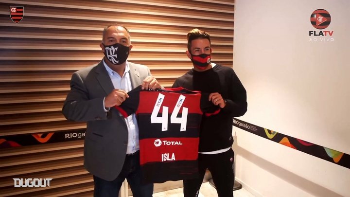 VIDEO: Mauricio Isla arrives in Rio to be a Flamengo player