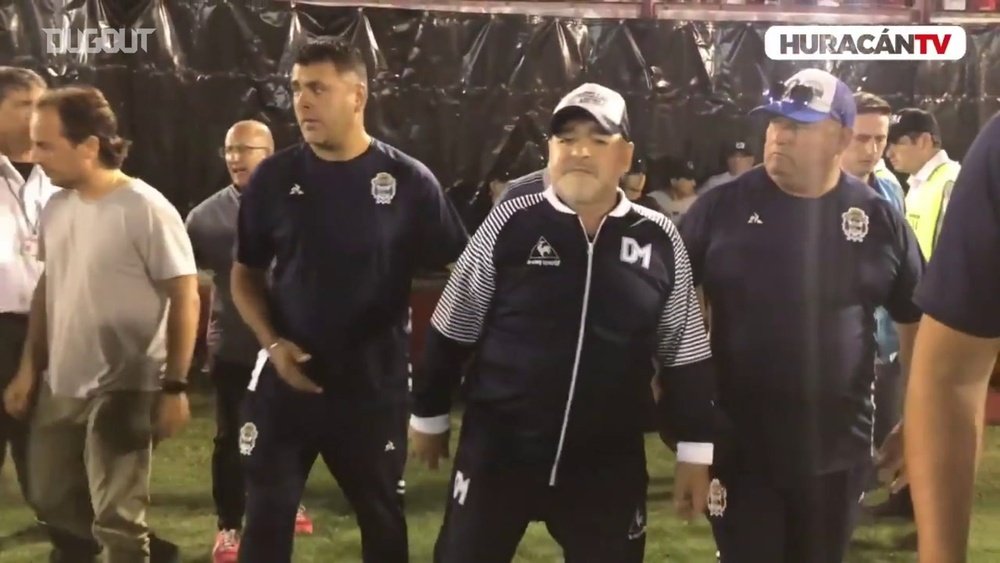 VIDÉO : L'arrivée de Maradona au CA Huracán. Dugout