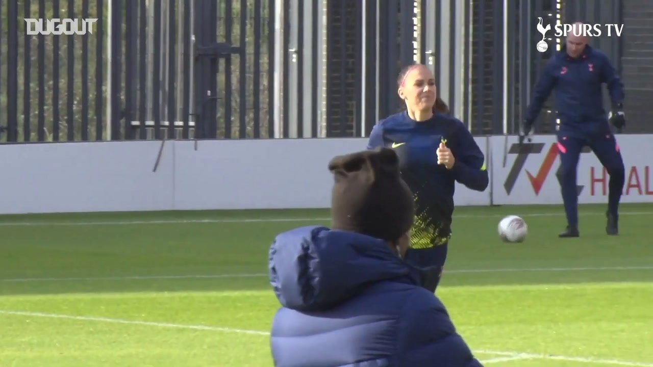 VÍDEO: bastidores da estreia de Alex Morgan com a camisa do Tottenham