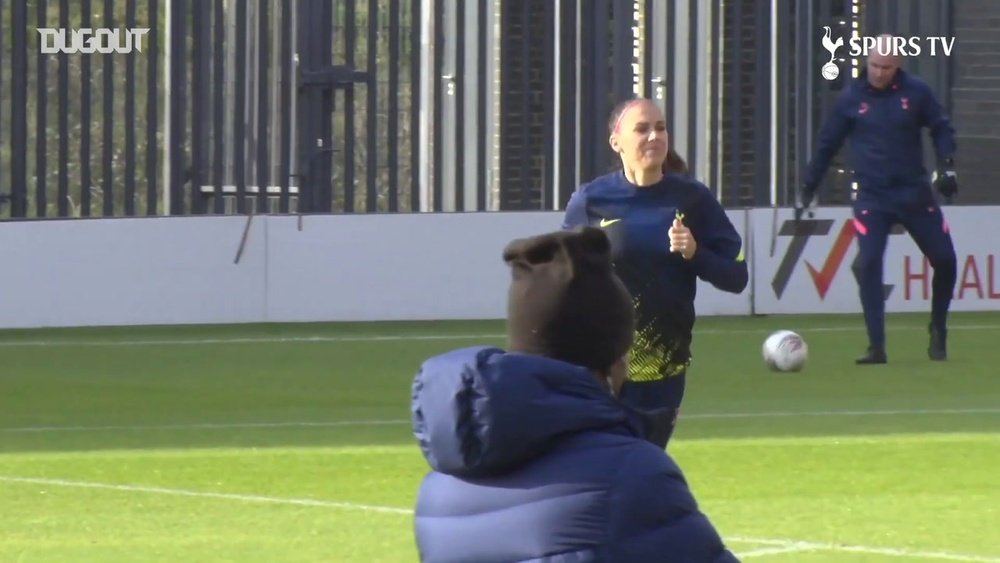 Bastidores da estreia de Alex Morgan com a camisa do Tottenham. DUGOUT
