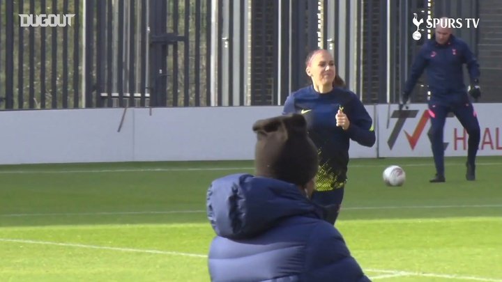 VÍDEO: bastidores da estreia de Alex Morgan com a camisa do Tottenham