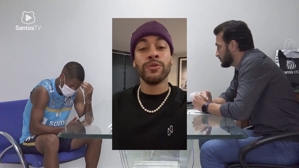 Ângelo se emociona ao receber camisa 11 do Santos.