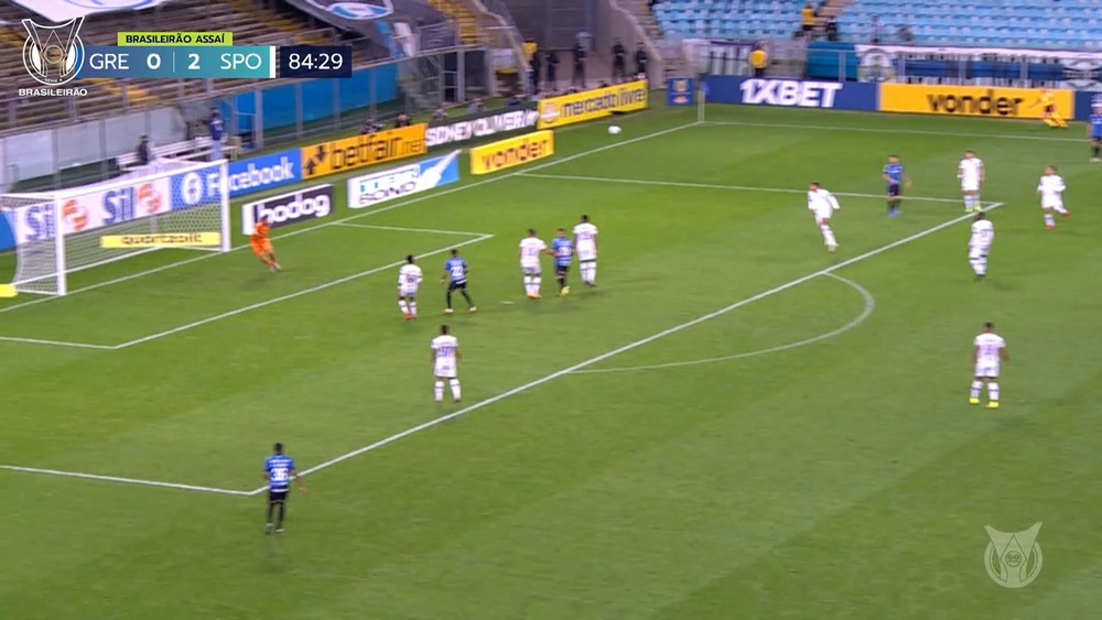 L'incredibile gol a distanza di Douglas Costa contro lo Sport Recife. Dugout