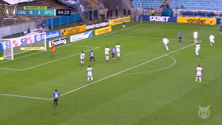 L'incredibile gol a distanza di Douglas Costa contro lo Sport Recife