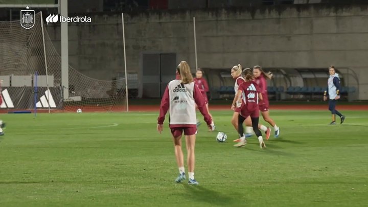 Aitana Bonmatí e la Spagna femminile si allenano prima dell'incontro con l'Italia
