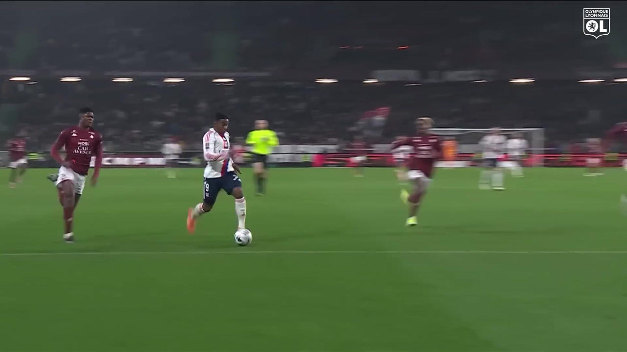 Endrick porte l'OL avec son premier triplé