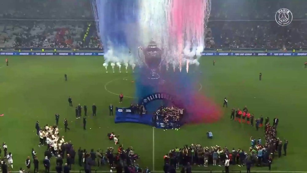PSG remporte la Coupe de France pour la dernière de Mbappé. dugout