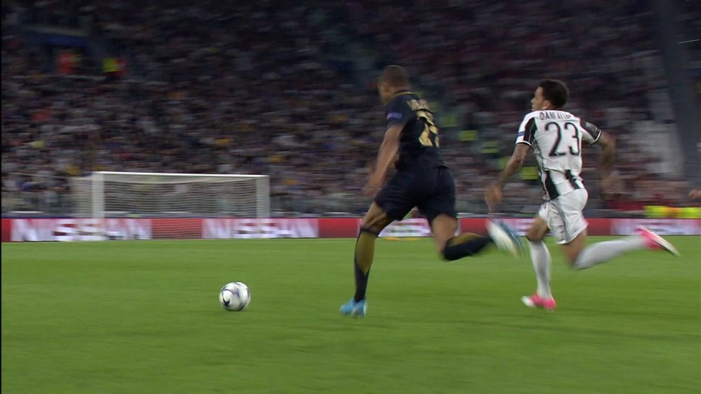 Melhores momentos de Daniel Alves na Juventus. DUGOUT