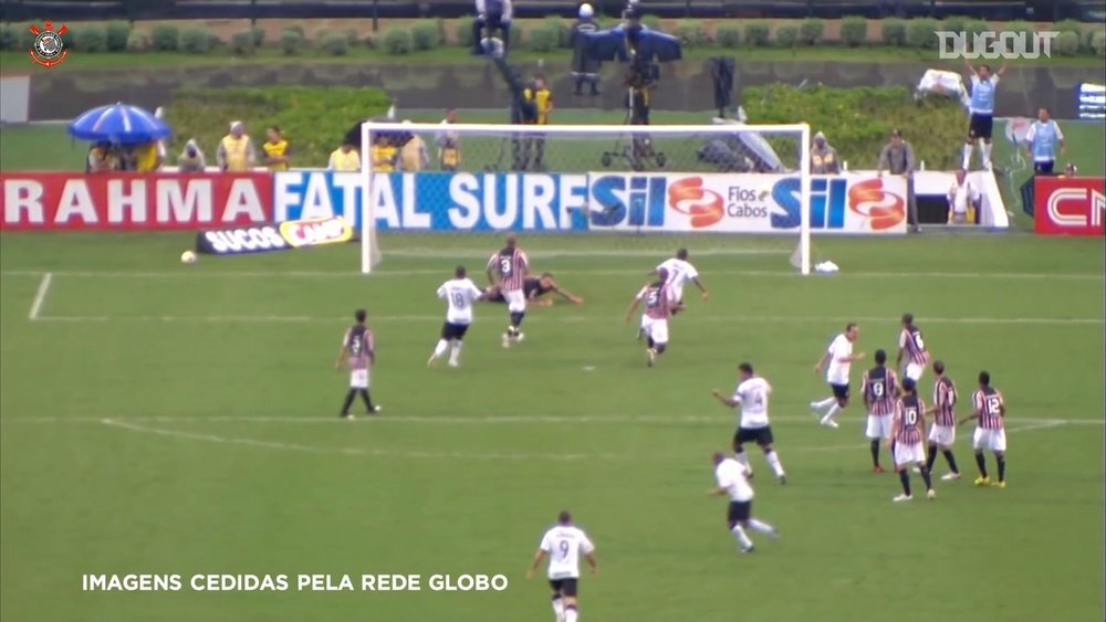 Uno de tantos goles de falta de Roberto Carlos. DUGOUT