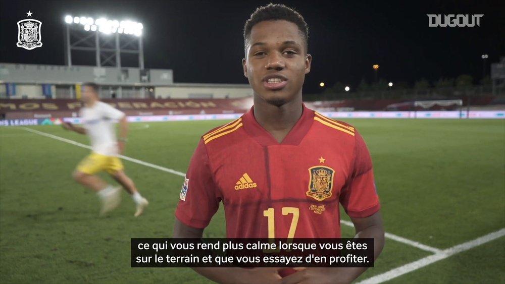 Ansu Fati remercie ses coéquipiers après sa première sélection historique. dugout