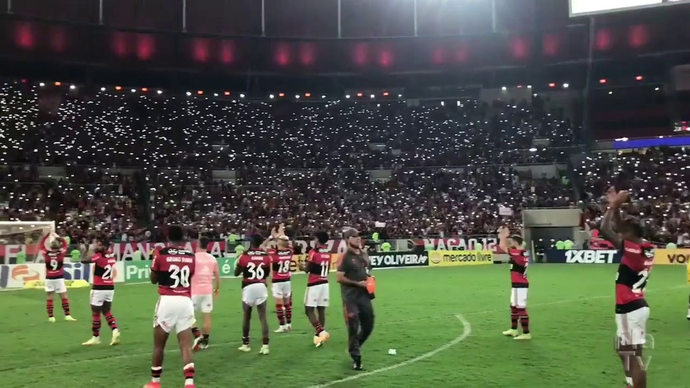 Jogadores do Flamengo cantam junto com a torcida no Maracanã. DUGOUT