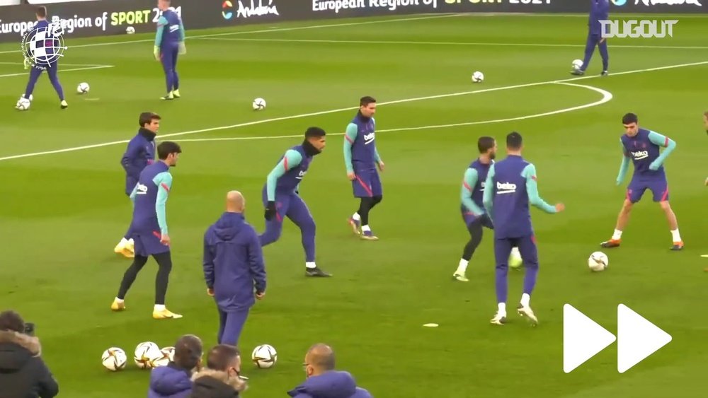 Messi na roda de bobinho é imagem rara no Barcelona. DUGOUT