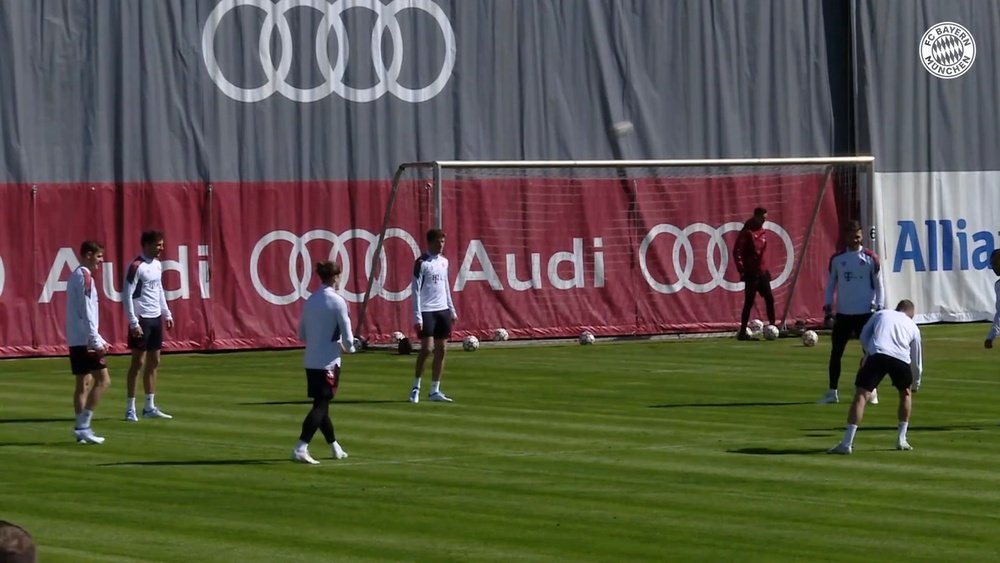 Bayern prepare for Villarreal. DUGOUT