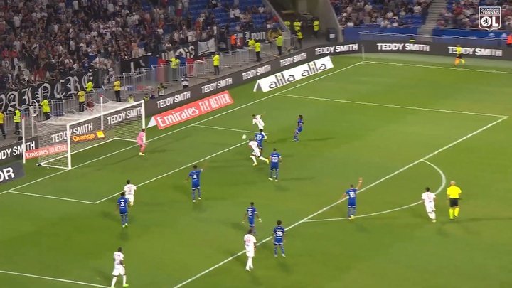 Le premier but de Nicolás Tagliafico à Lyon .dugout
