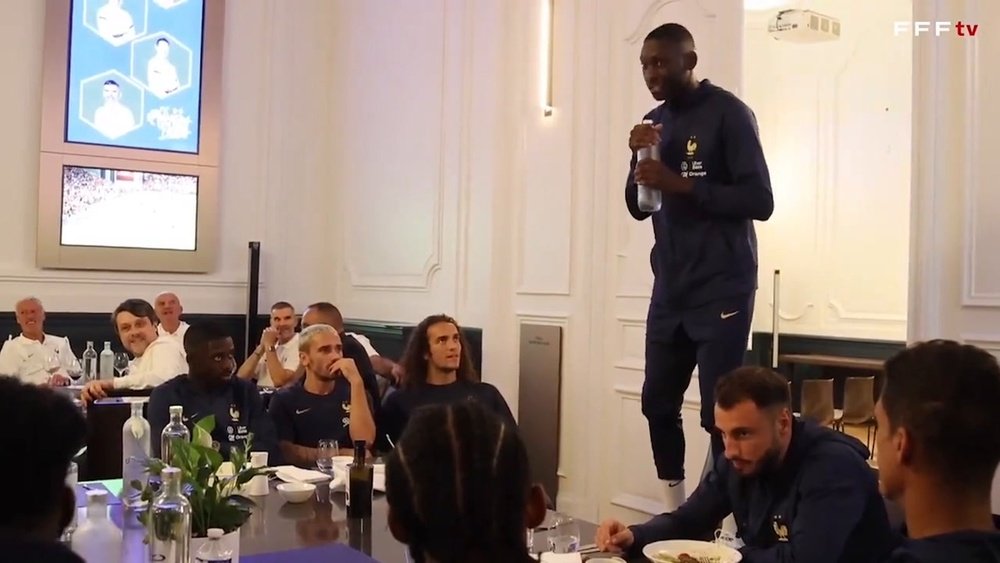 Así fue el reto de iniciación para los nuevos convocados de la Selección Francesa. DUGOUT
