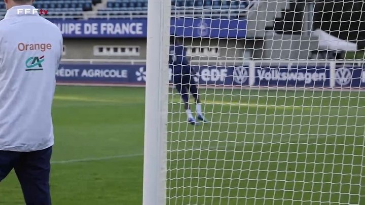 VIDEO: Giroud torna alla normalità dopo i guantoni da portiere