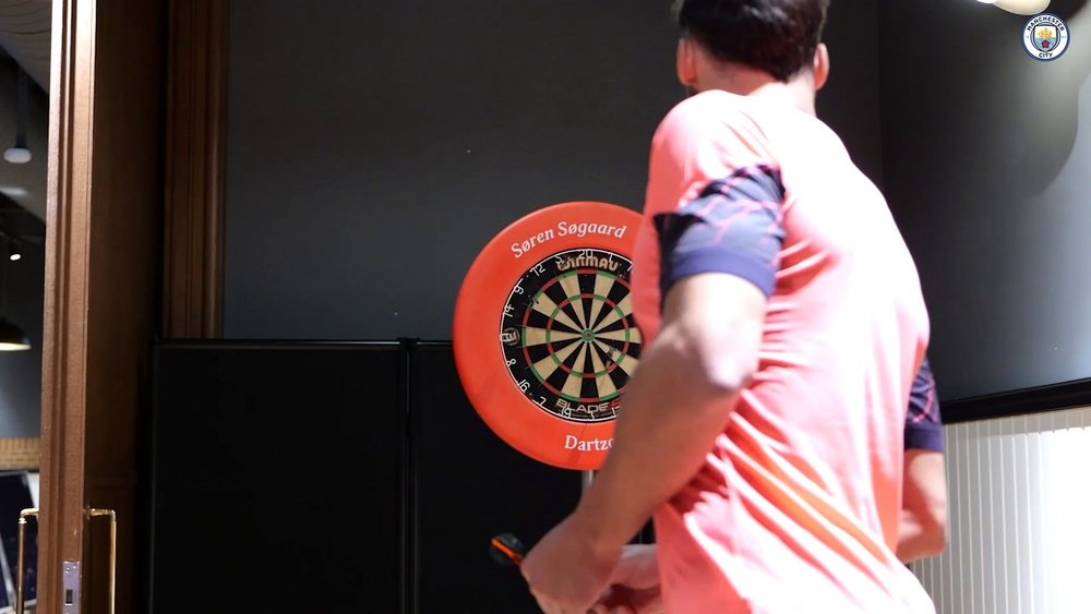 Phil Foden, Ruben Dias, John Stones & Co. compete in darts and table tennis. DUGOUT