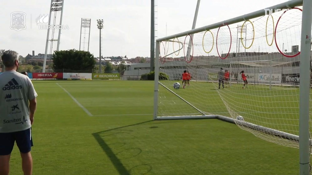 Circuito de precisión en el entrenamiento de la Selección Española femenina. Captura/DUGOUT