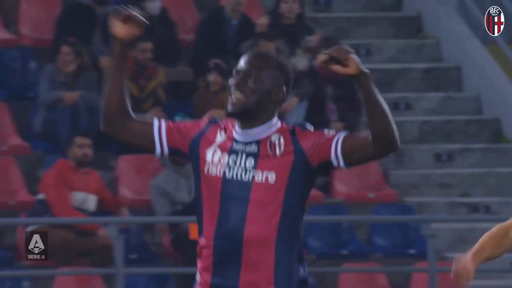 Barrow segna il momentaneo pareggio contro il Milan. Dugout
