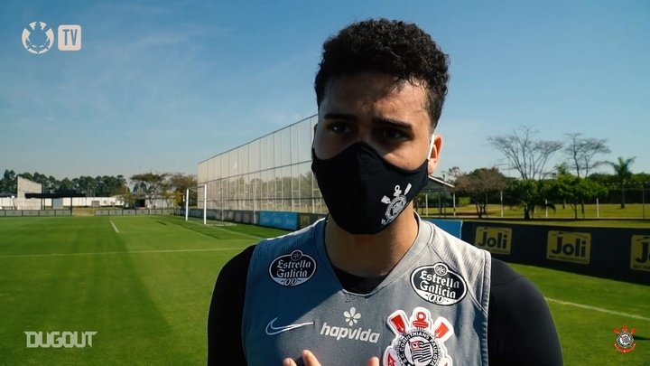 VÍDEO: Léo Santos fala sobre recuperação e volta aos treinos no Timão